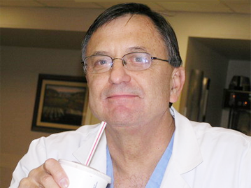 доктор Топпер со стаканчиком