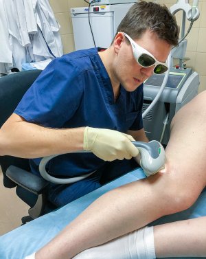 А. С. Шаповалов работает с лазером